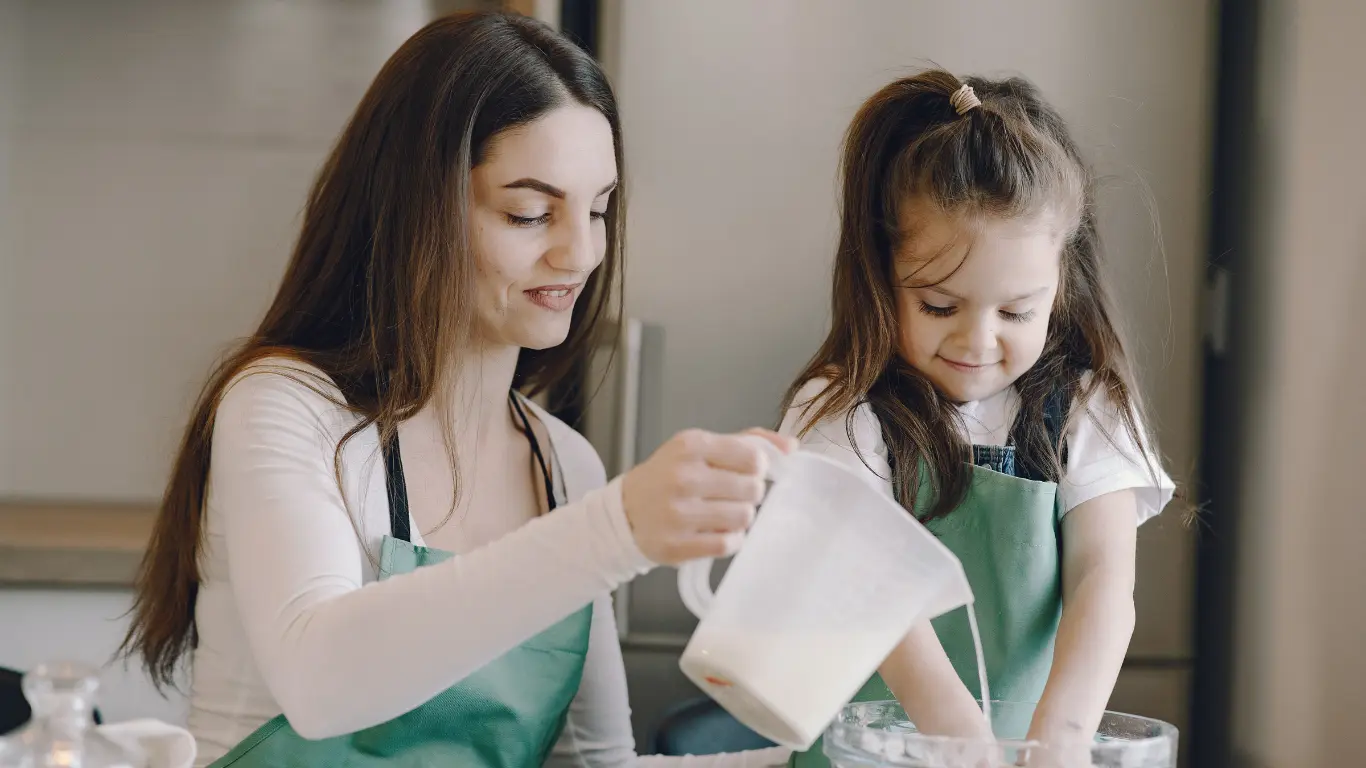 Mamma och dotter bakar tillsammans